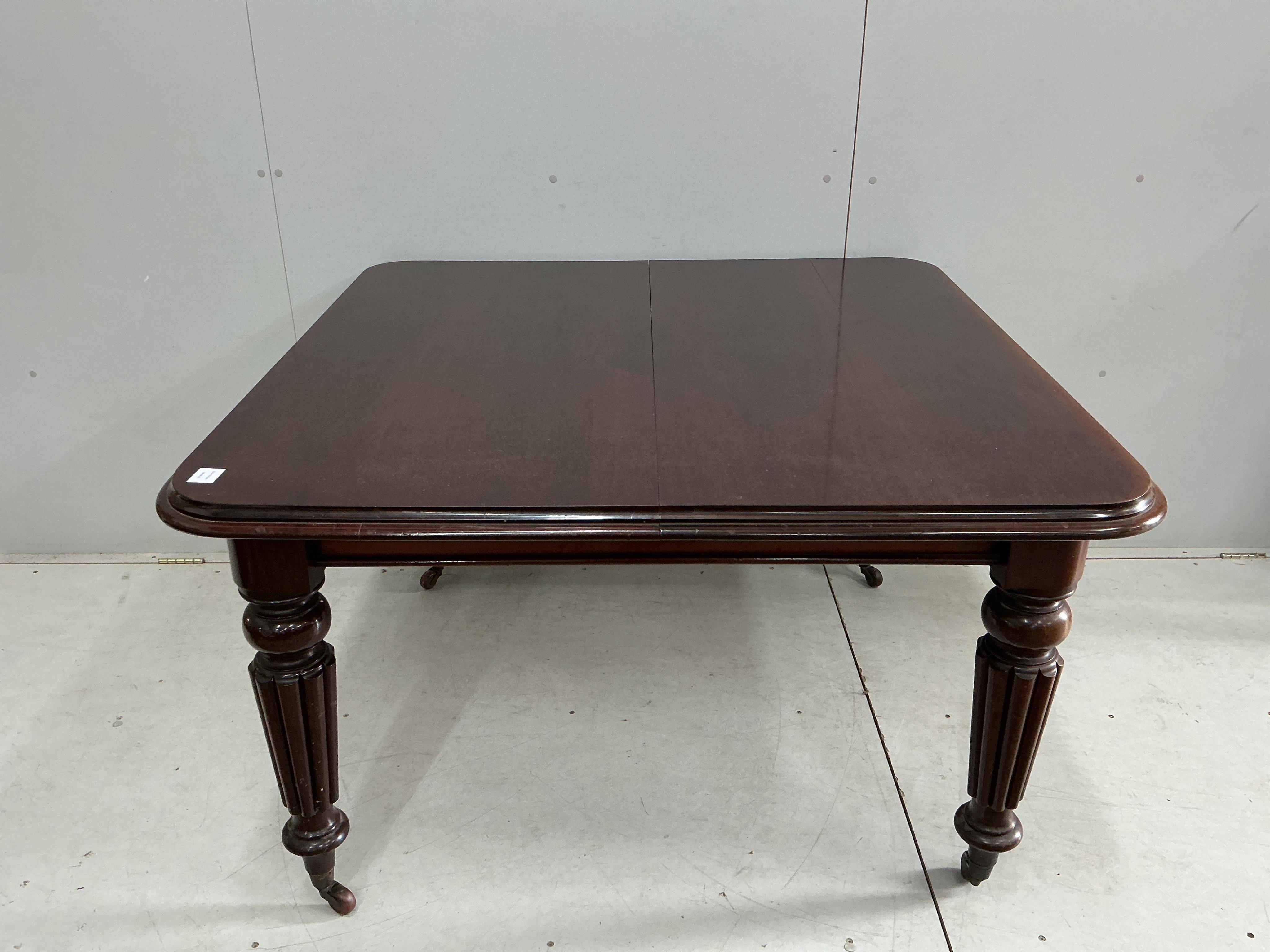 A Victorian mahogany extending dining table, width 178cm extended, one spare leaf, depth 120cm, height 74cm